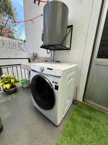 een wasmachine met een tv erop bij Departamento Roma 1 CDMX in Mexico-Stad