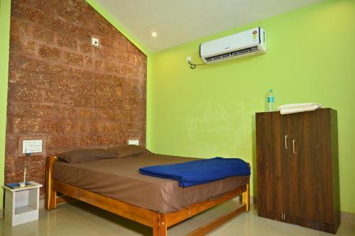 Postel nebo postele na pokoji v ubytování Ale beach resort near Gokarna