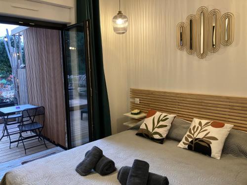 Élégante villa vue mer à 300 m du centre ,Jardin clos, terrasse, parking Gratuit,2 chambres,2 SDB
