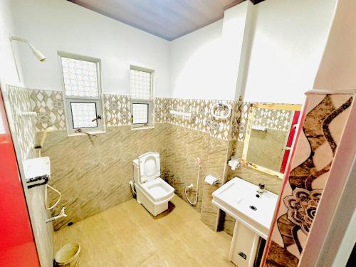 a bathroom with a toilet and a sink at Freedom Hotel Galgamuwa in Galgamuwa