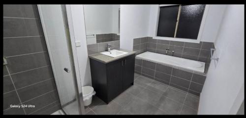 Un baño de Serenity Home 9 by Hiverooms
