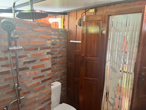 Bilik mandi di แสนสุข รีสอร์ท ขนอม
