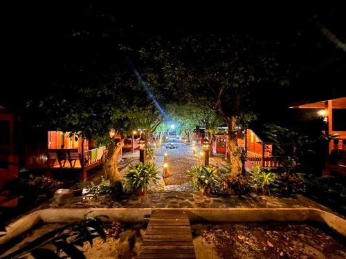 Taman di luar แสนสุข รีสอร์ท ขนอม