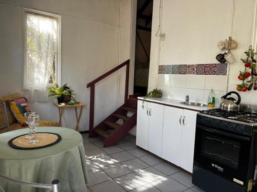 una cucina con un tavolo e una stufa di Cabaña el Maiten a Guayacán