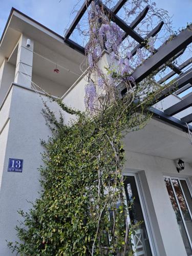 El edificio en el que está la casa vacacional