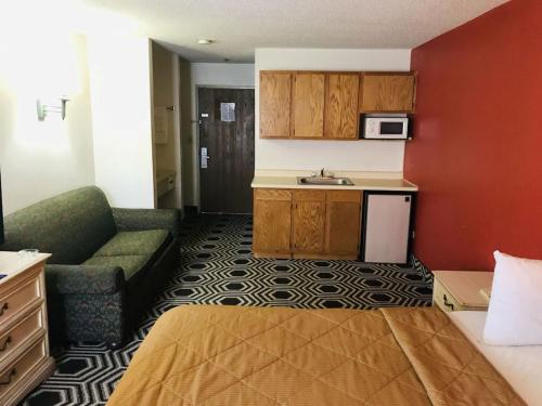 Dapur atau dapur kecil di Kings Inn By OYO Calumet Park I-57