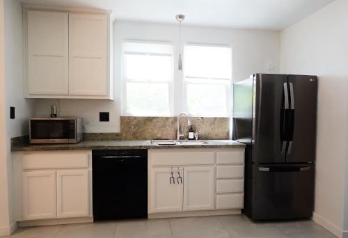 Dapur atau dapur kecil di Charming Modern House With Botanic Garden