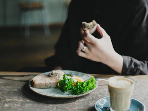 Jídlo v hostelu nebo okolí