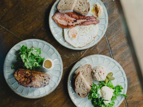Jídlo v hostelu nebo okolí