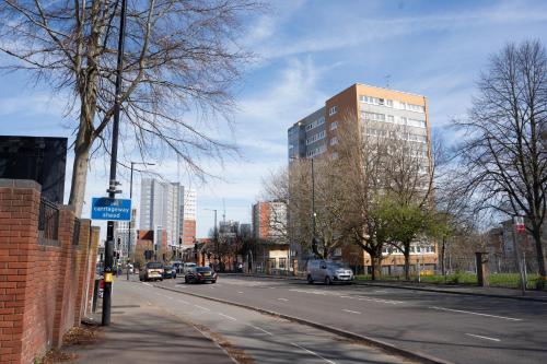 a city street with cars driving down the street at City Centre 1bed w free parking in Birmingham