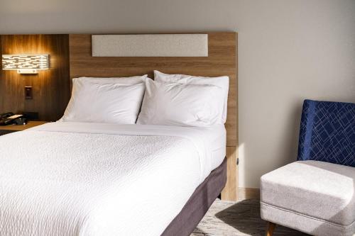 Letto o letti in una camera di Holiday Inn Express Hotel Raleigh Southwest by IHG