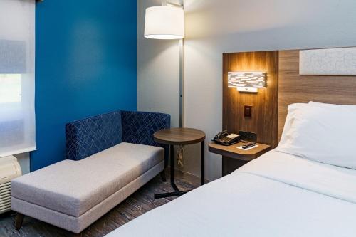 Letto o letti in una camera di Holiday Inn Express Hotel Raleigh Southwest by IHG