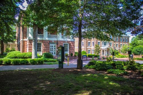 Giardino di Holiday Inn Express Hotel Raleigh Southwest by IHG