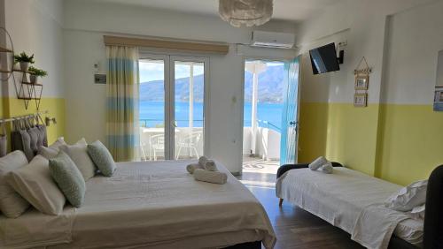 Posteľ alebo postele v izbe v ubytovaní Theodora Rooms