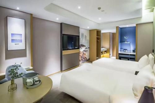 TV a/nebo společenská místnost v ubytování Atour Hotel Qingdao North Station New City Center