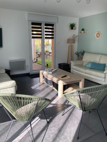 un salon avec une table et deux chaises dans l'établissement Gite Les Cimes, à La Bresse