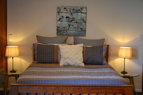 Una cama o camas en una habitación de DDOG Vineyard & BnB