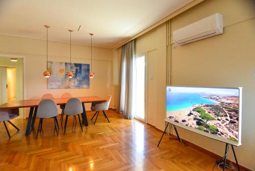 Athens stylish apt 2 min walk to the beach , tram