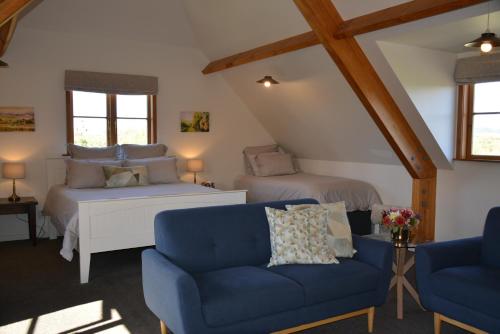 Una cama o camas en una habitación de DDOG Vineyard & BnB
