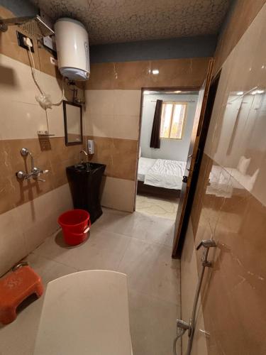 Bilik mandi di Dharohar Homestay Chandrabhaga