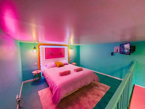 Posteľ alebo postele v izbe v ubytovaní Funky House SPA - Jacuzzi - Salle de cinéma & Netflix - Billard - Nintendo switch & jeux