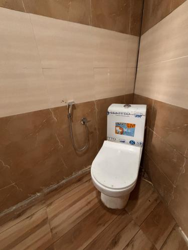 Bilik mandi di Dharohar Homestay Chandrabhaga