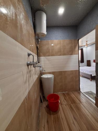 Bilik mandi di Dharohar Homestay Chandrabhaga