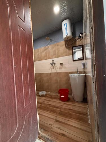 Bilik mandi di Dharohar Homestay Chandrabhaga