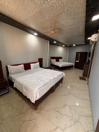 Katil atau katil-katil dalam bilik di Dharohar Homestay Chandrabhaga