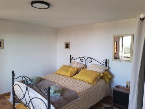 Una cama o camas en una habitación de Chambre d'hôtes cotignac