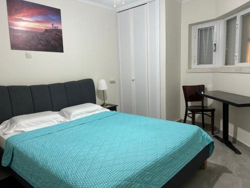 una camera da letto con un letto, un tavolo e una scrivania di סוויטות עין השמש eye sun ad Arad