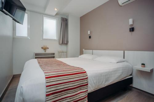 Ένα ή περισσότερα κρεβάτια σε δωμάτιο στο Hôtel Valencia