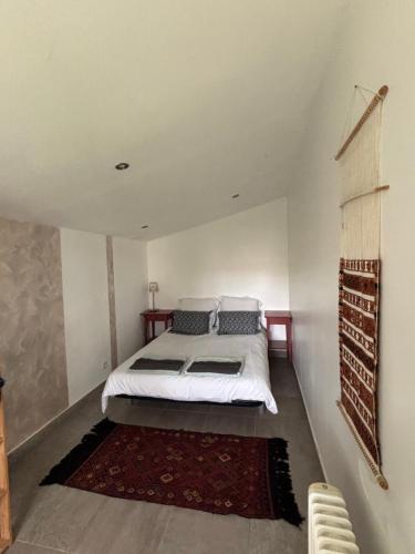 une chambre avec un lit et un canapé dans l'établissement Charmante petite maison avec terrasse et jardin, proche tram, à Castelnau-le-Lez