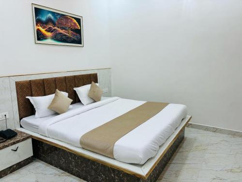Postel nebo postele na pokoji v ubytování Hotel Shri Tulsi Residancy