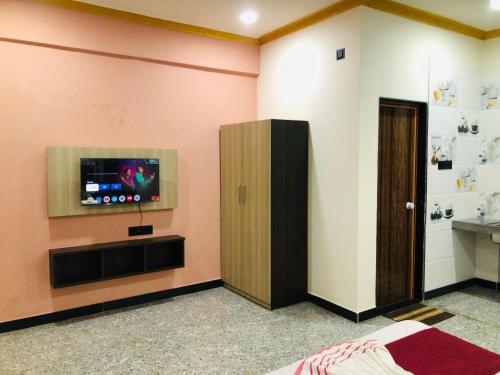 TV a/nebo společenská místnost v ubytování Hotel Small Daddy INN