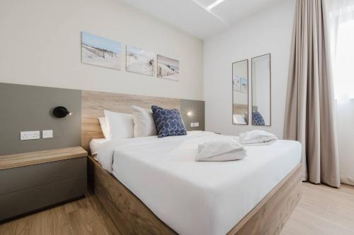 Ένα ή περισσότερα κρεβάτια σε δωμάτιο στο Sliema Ph 2bed Tigne Street By Homely !