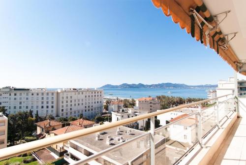 une vue de la ville depuis le balcon d'un immeuble dans l'établissement Seaview Retreat 1BR with terrace, à Cannes