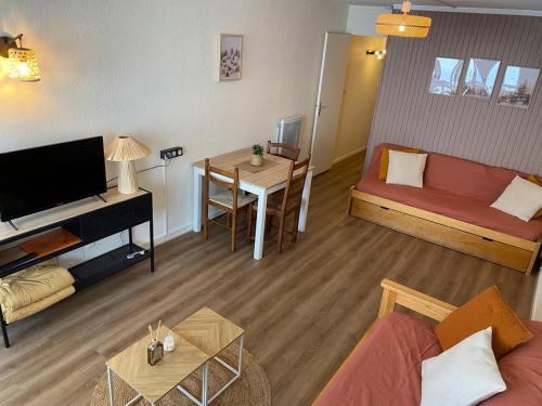 un salon avec un canapé et une table dans l'établissement Studio pieds de pistes, résidence Mongie-Tourmalet, à Bagnères-de-Bigorre