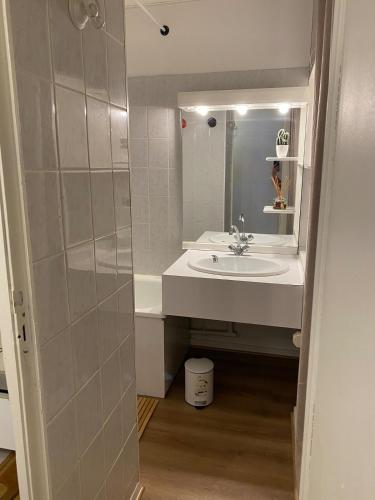 une salle de bain avec un lavabo et un miroir dans l'établissement Studio pieds de pistes, résidence Mongie-Tourmalet, à Bagnères-de-Bigorre