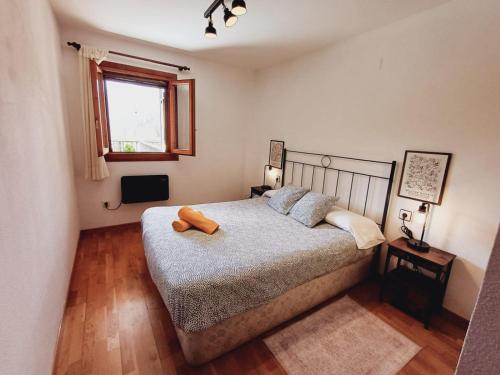 En eller flere senge i et værelse på La Terraza de Escarrilla, con piscina