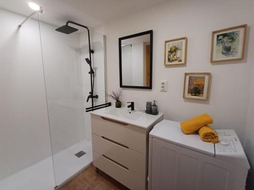 Et badeværelse på La Terraza de Escarrilla, con piscina