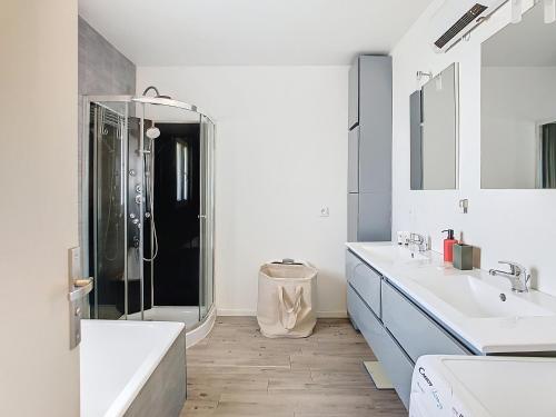 Bilik mandi di La terrasse du Canal, appartement pour 5 personnes