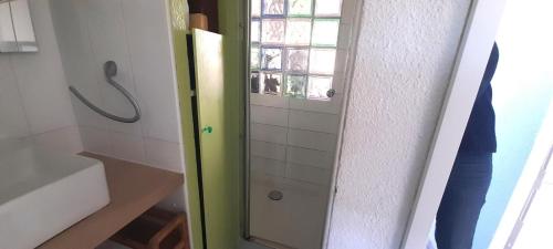 une salle de bain avec douche et porte vitrée dans l'établissement Appartement 357, PORT NATURE colline 3 au village naturiste, au Cap d'Agde
