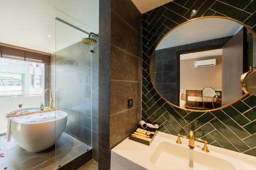 Bilik mandi di TTR Central Apart Hotel