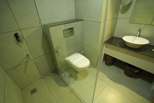 Bilik mandi di Royal Casa Cochin