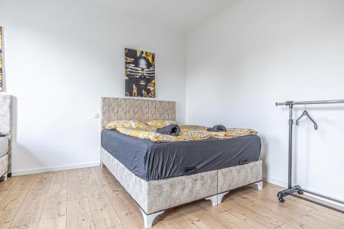 a bedroom with a bed in a room at Cozy Central 11BR shared Stay with Garden Access & Terrace in Vienna