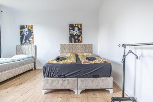 a bedroom with a bed in a room at Cozy Central 11BR shared Stay with Garden Access & Terrace in Vienna