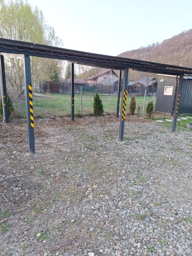 an emptyempty tennis court with a tennis court at Igloo Rasnov in Râşnov