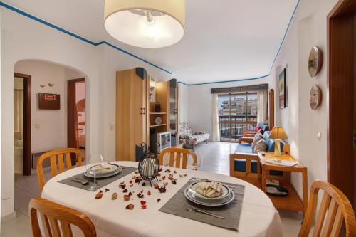 a dining room and kitchen with a table and chairs at A sua casa no Algarve in Armação de Pêra