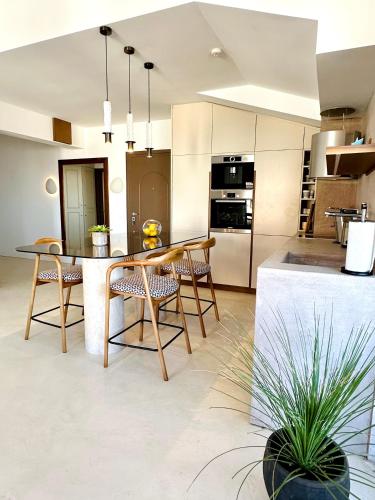 a kitchen with a table and chairs in a room at Seaside Luxury Apartment - Lozenetz in Lozenets